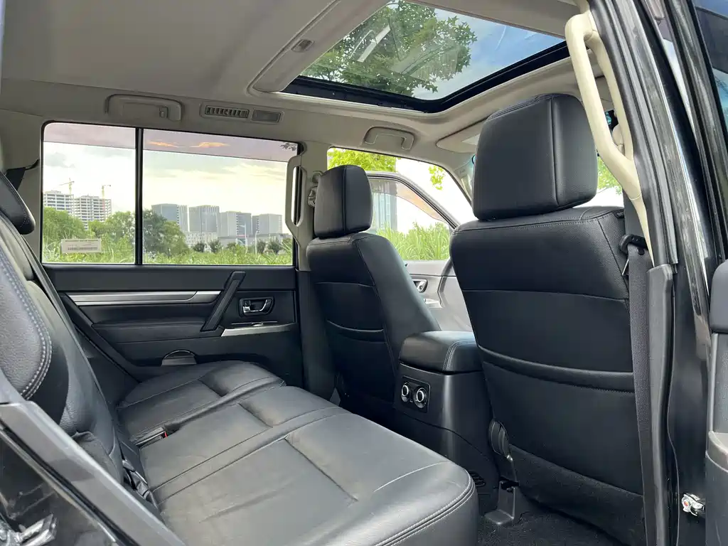 Mitsubishi Pajero 2017 — фото 10