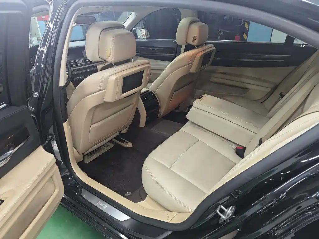 BMW 7 Series 2010 — фото 14
