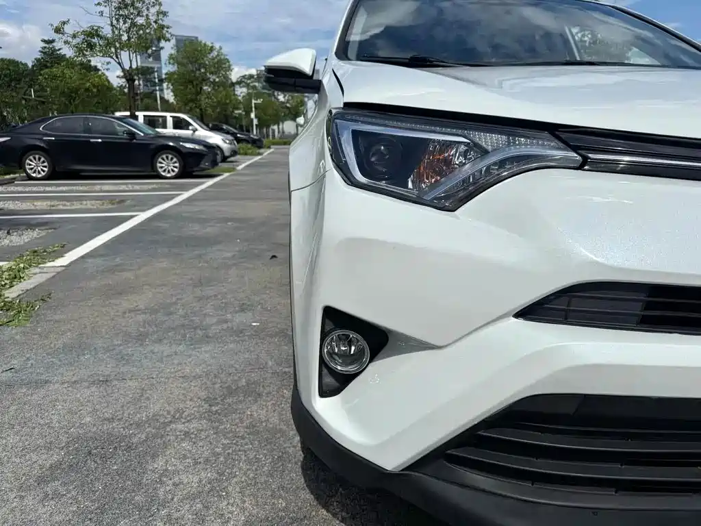 Toyota RAV4 2018 — фото 15
