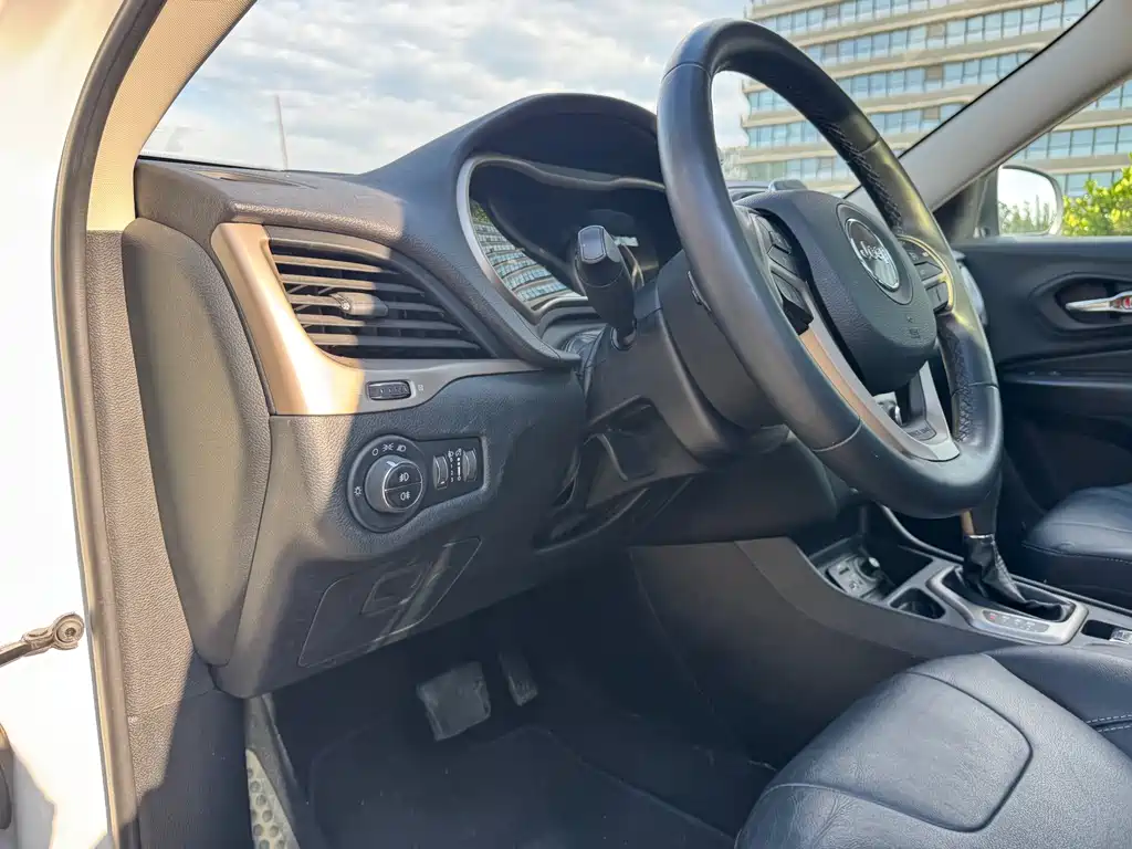 Jeep Cherokee 2018 — фото 14