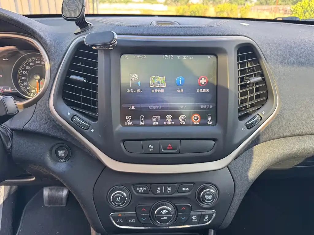 Jeep Cherokee 2018 — фото 16