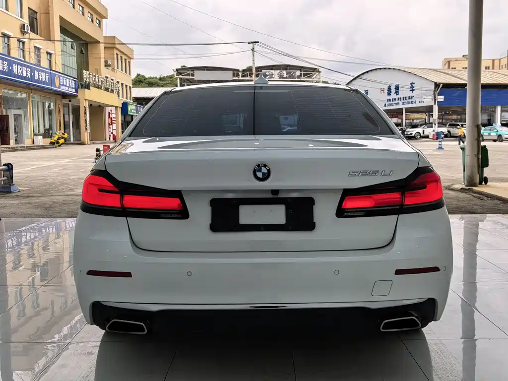 BMW 5 Series 2022 — фото 16