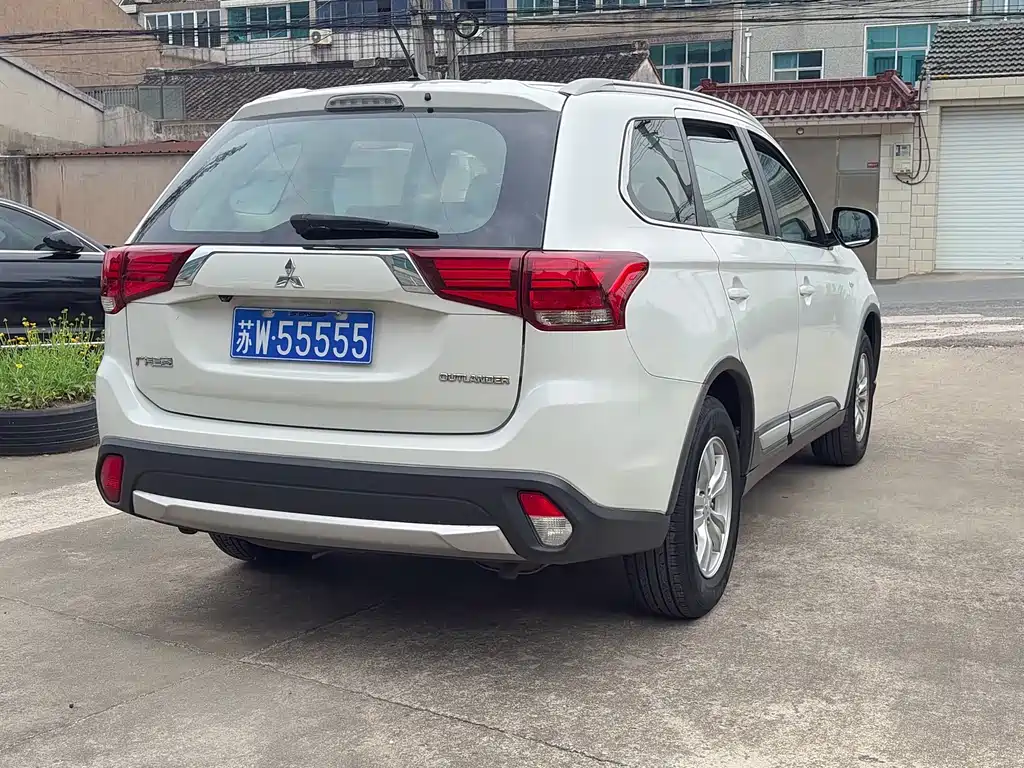 Mitsubishi Outlander 2017 — фото 16