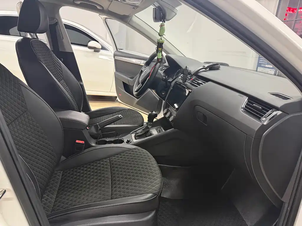 Skoda Octavia 2020 — фото 13