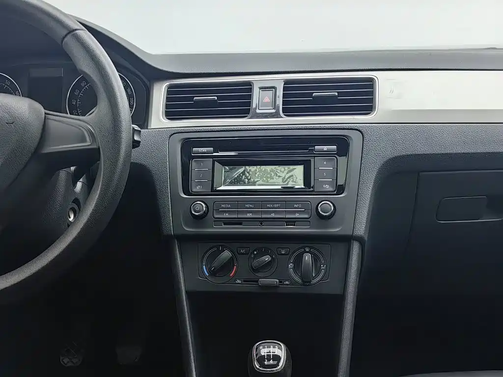Skoda Rapid Spaceback 2015 — фото 12