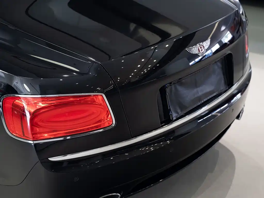 Bentley Flying Spur 2018 — фото 10