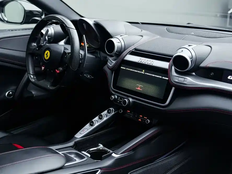 Ferrari GTC4Lusso 2019 — фото 17