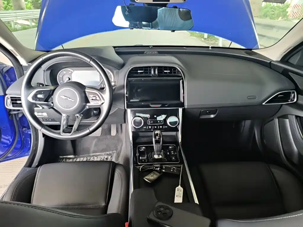 Jaguar XEL 2020 — фото 10