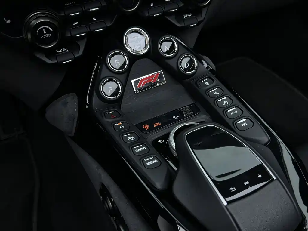 Aston Martin V8 Vantage 2022 — фото 25