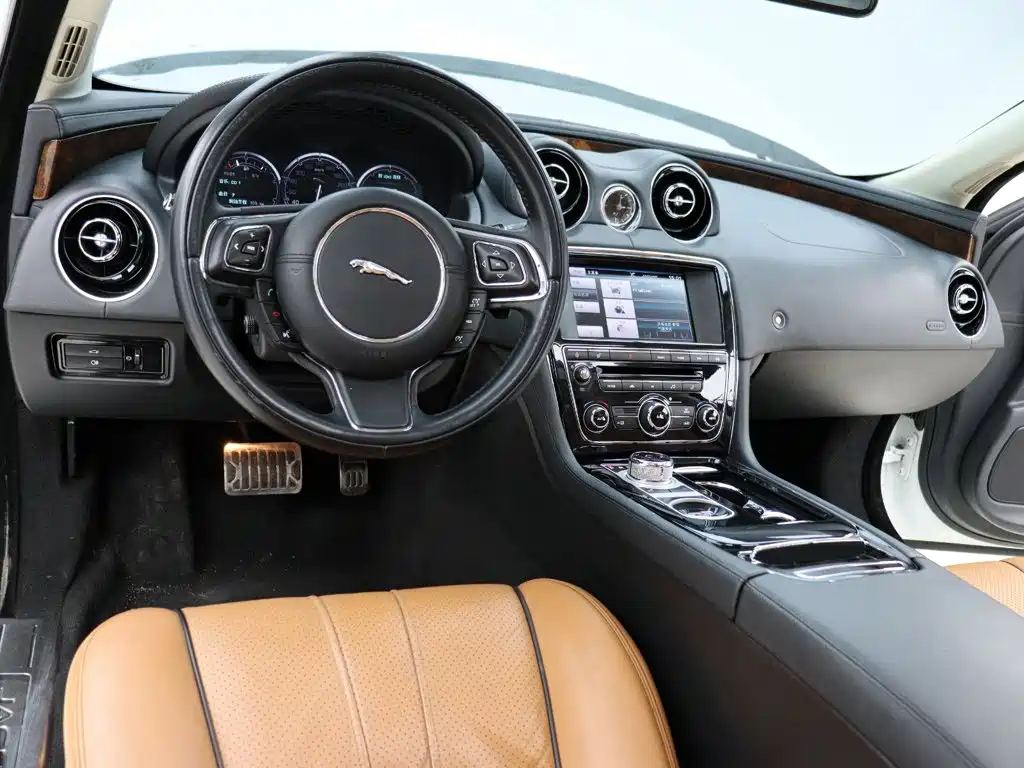 Jaguar XJ 2014 — фото 10