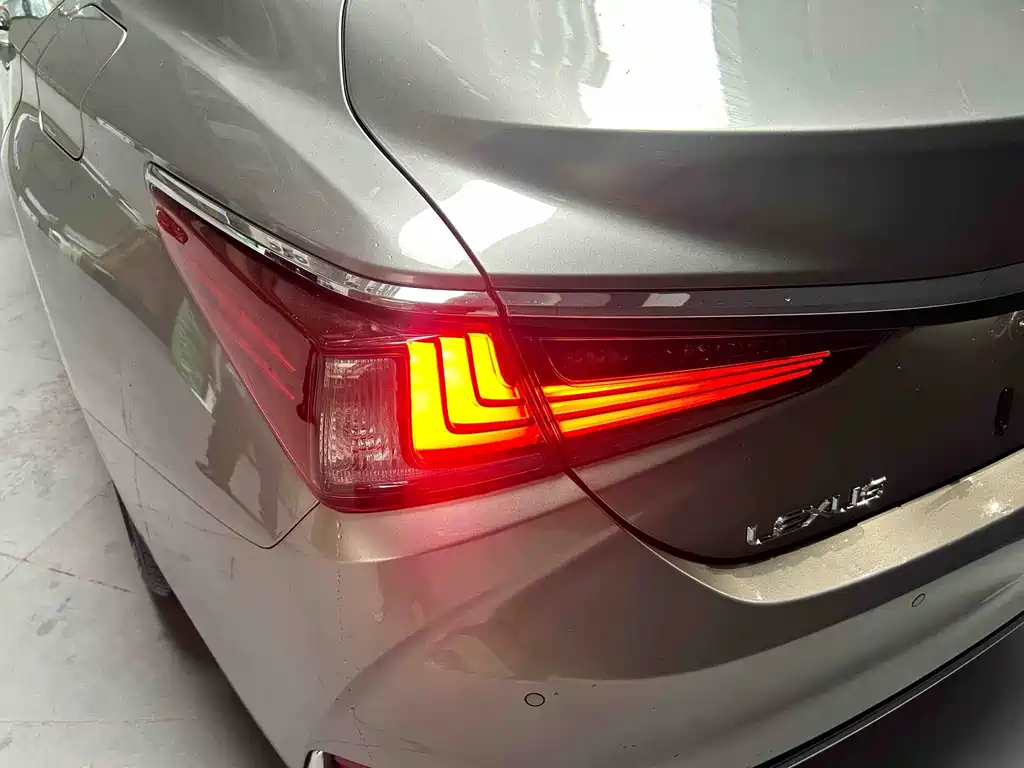 Lexus ES 2022
