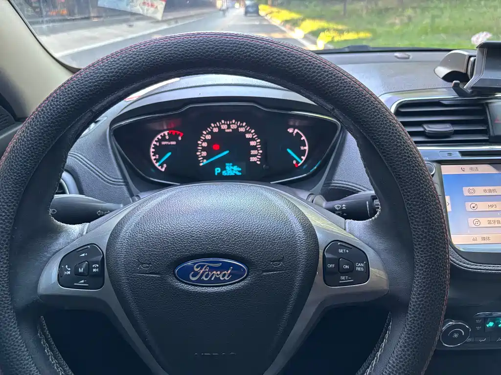 Ford Escort 2015 — фото 11