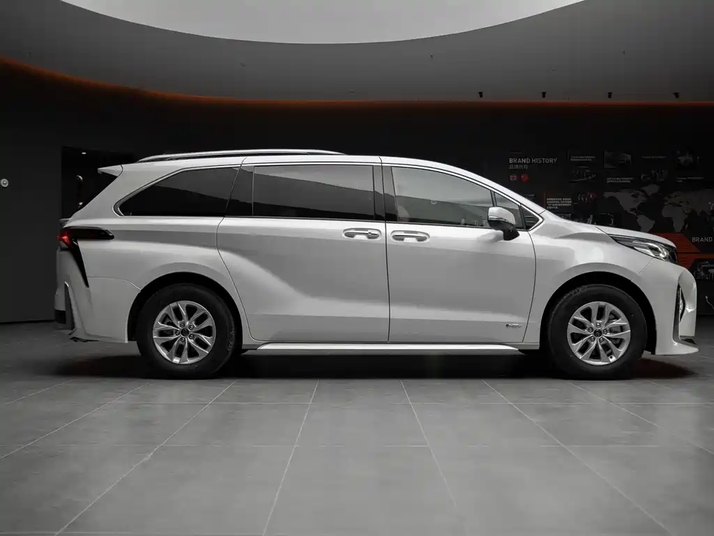 Toyota Sienna — фото 3