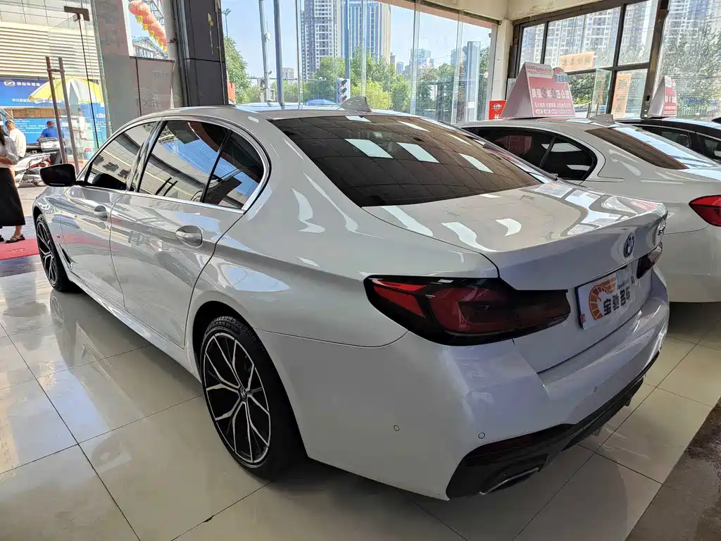 BMW 5 Series 2022 — фото 14