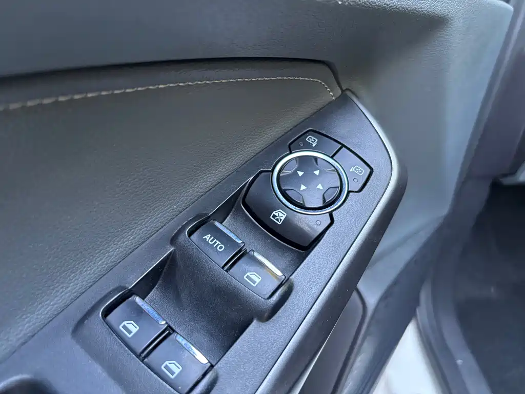 Ford Escort 2015 — фото 12