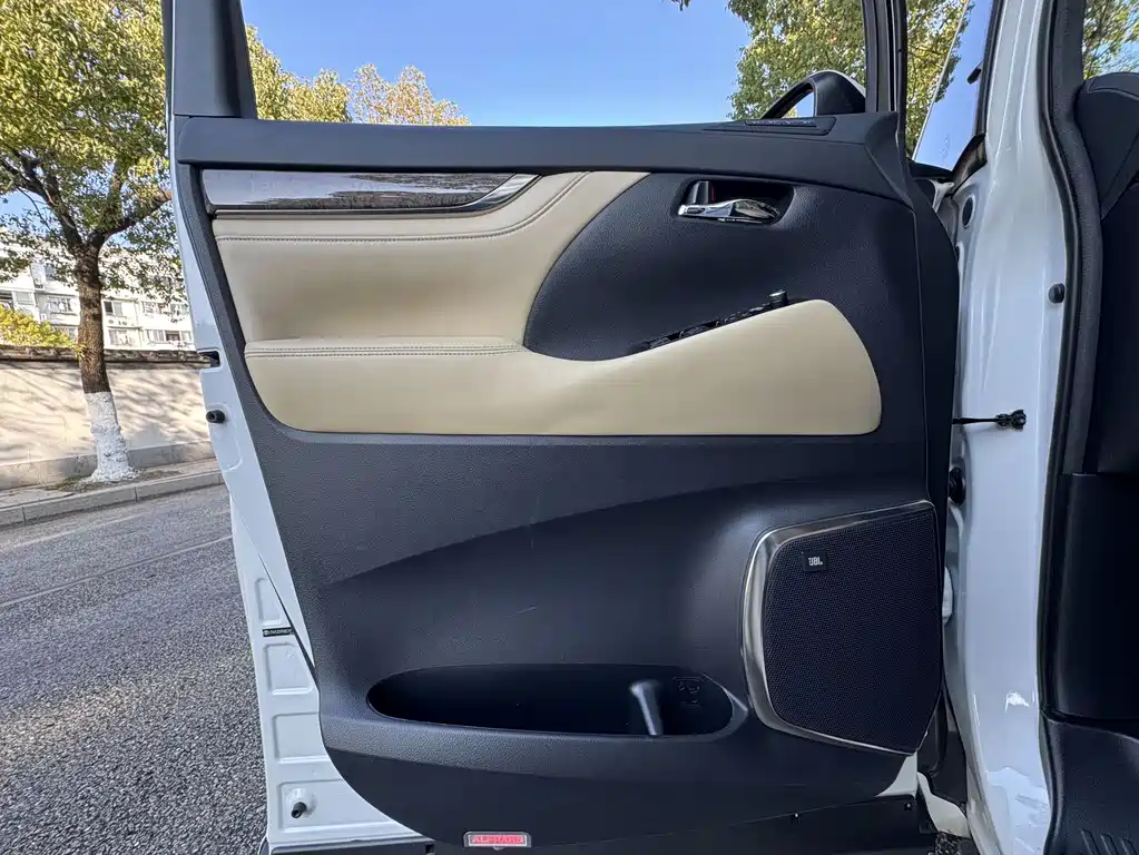 Toyota Alphard 2021 — фото 8