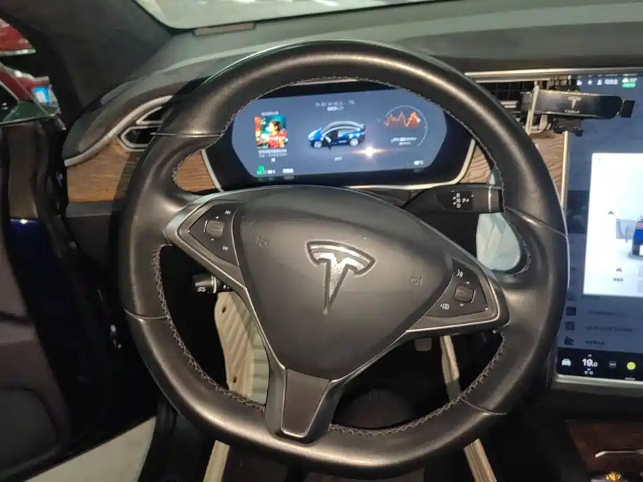 Tesla Model X 2017 — фото 15