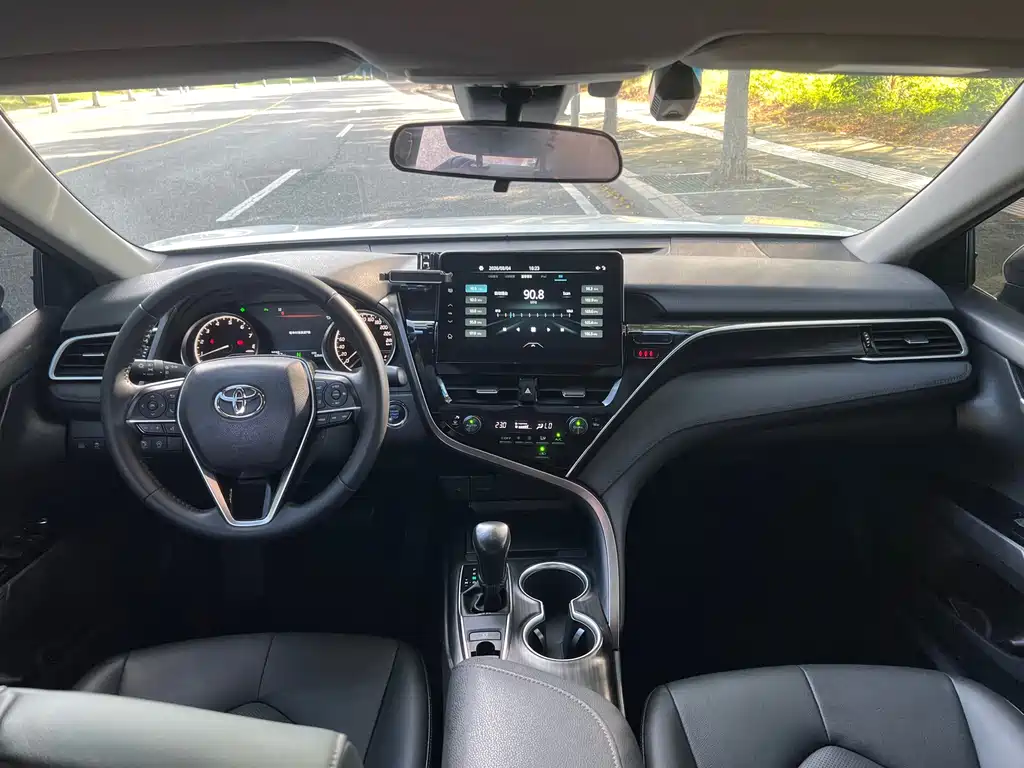 Toyota Camry 2022 — фото 12