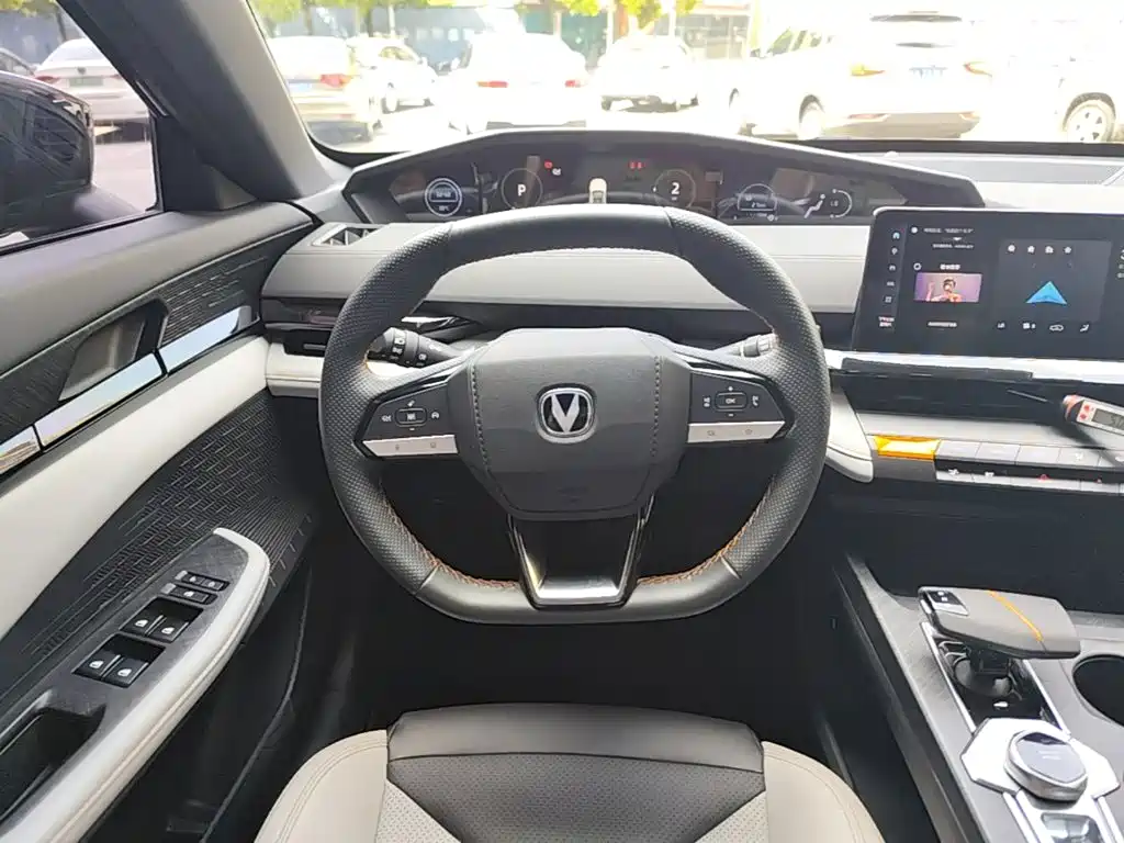 Changan UNI-V Smart Electric Idd 2025 — фото 11