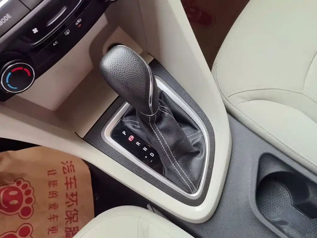 Buick Excelle 2015 — фото 14