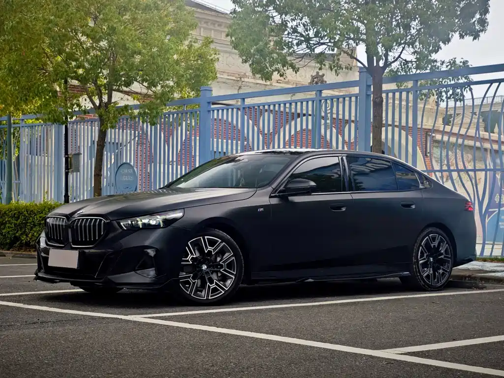 BMW 5 Series 2025 — фото 1