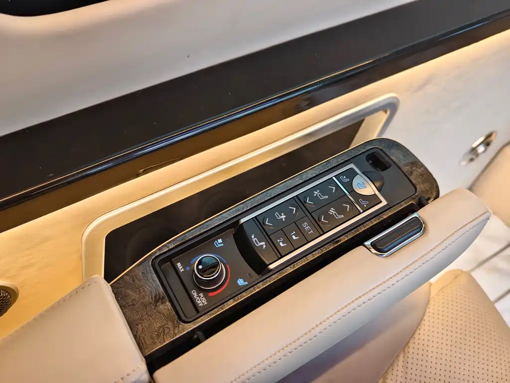 Toyota Hiace 2023 — фото 17