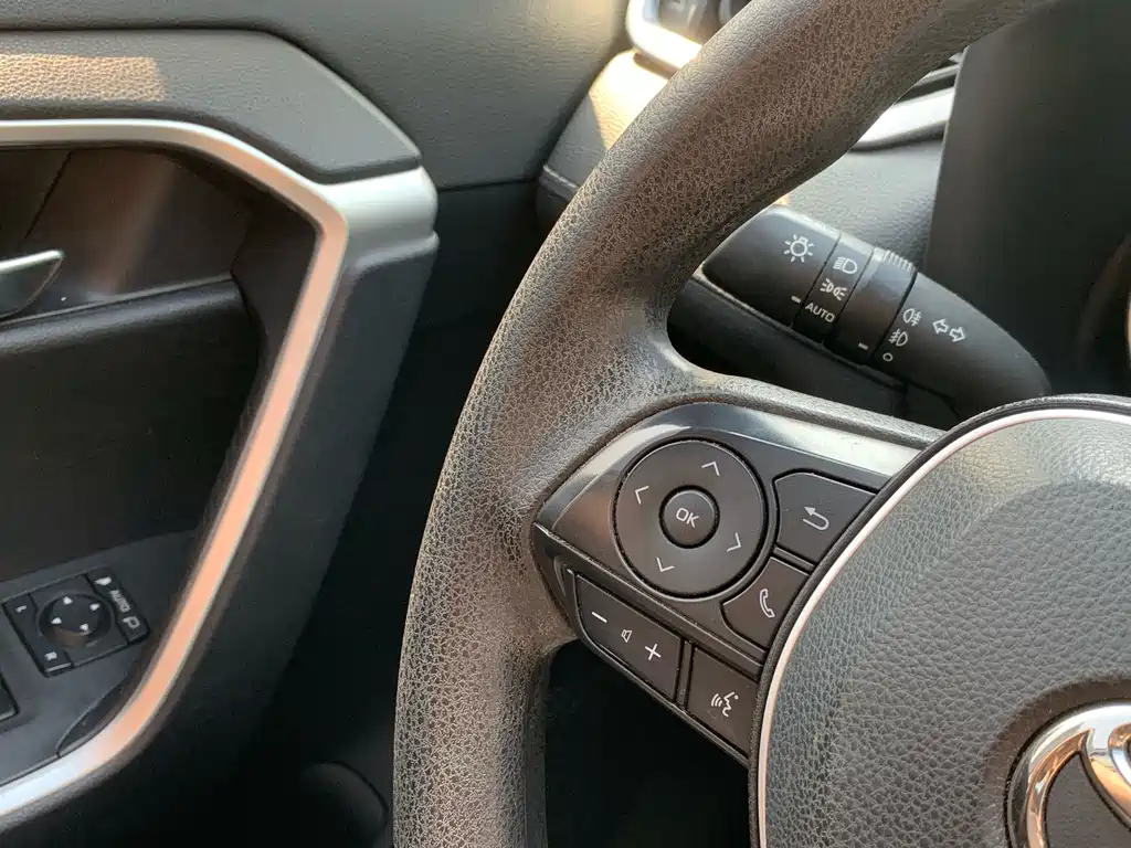 Toyota RAV4 2023 — фото 23