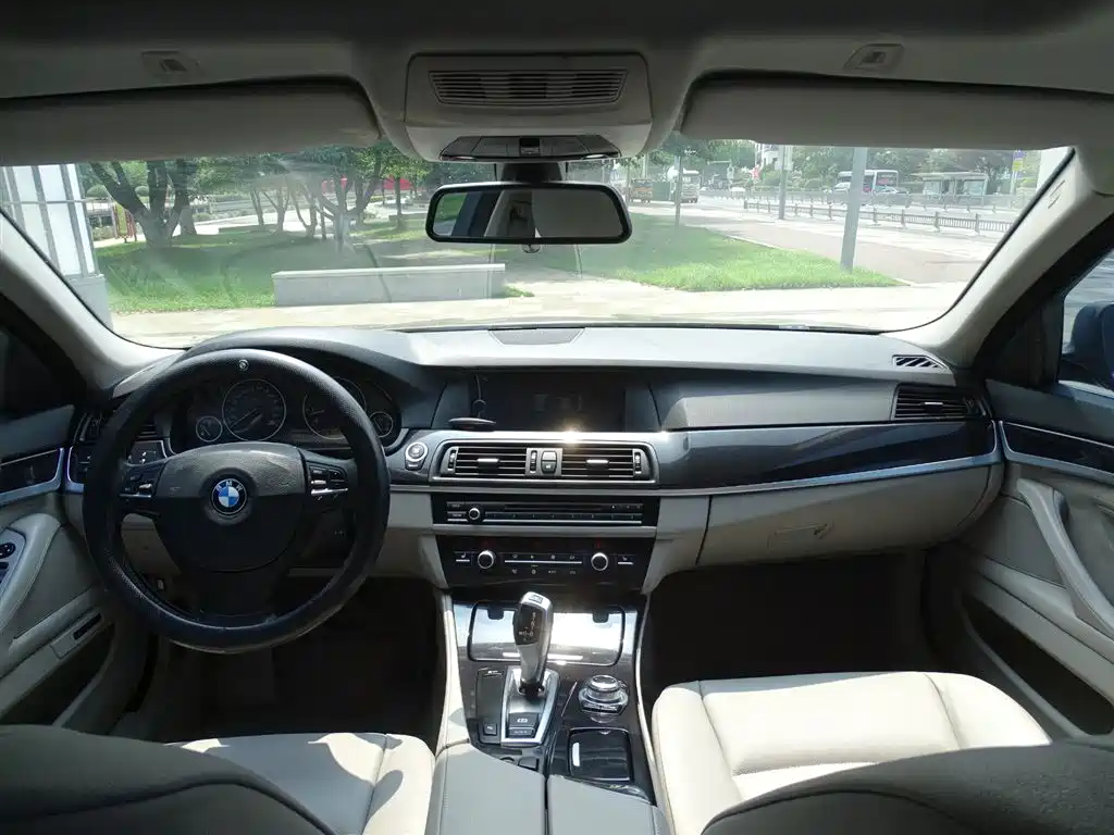 BMW 5 Series 2011 — фото 23