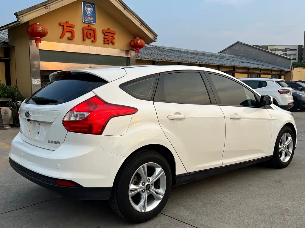 Ford Focus 2014 — фото 10