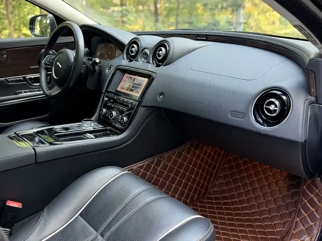 Jaguar XJ 2017 — фото 15
