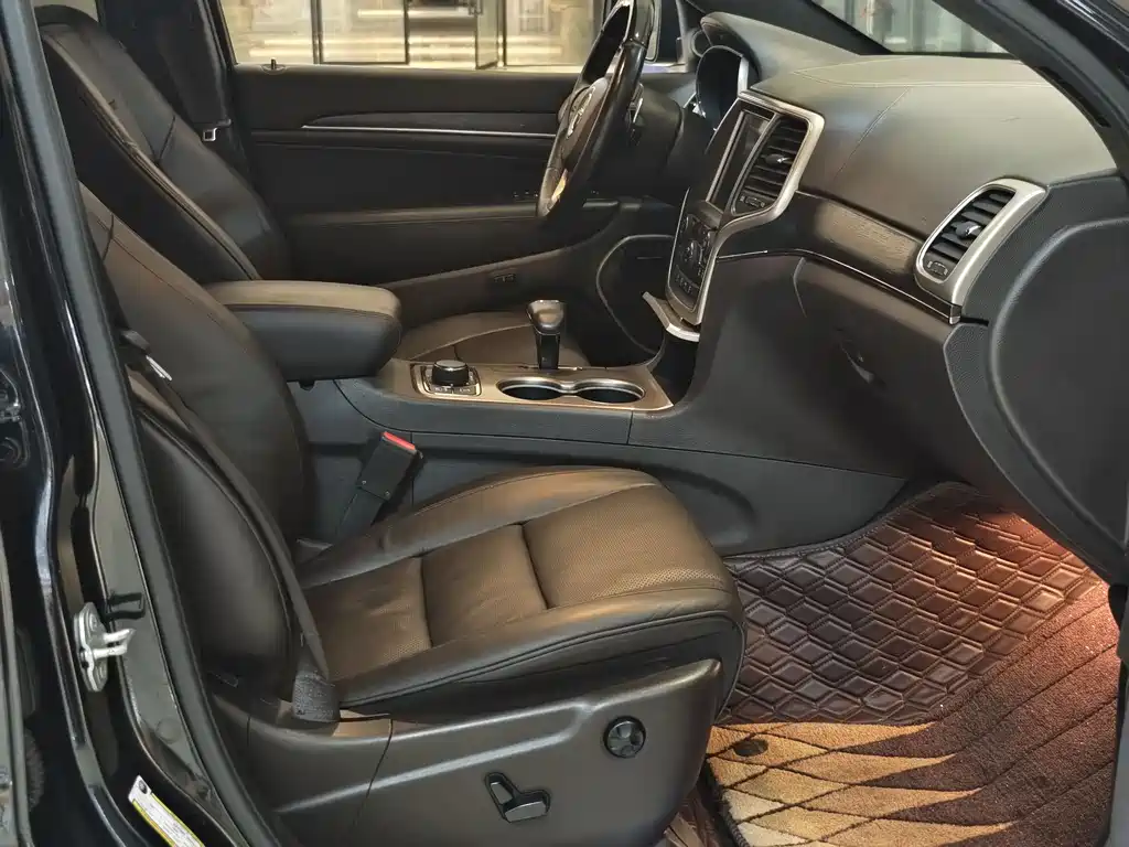 Jeep Grand Cherokee 2018 — фото 13