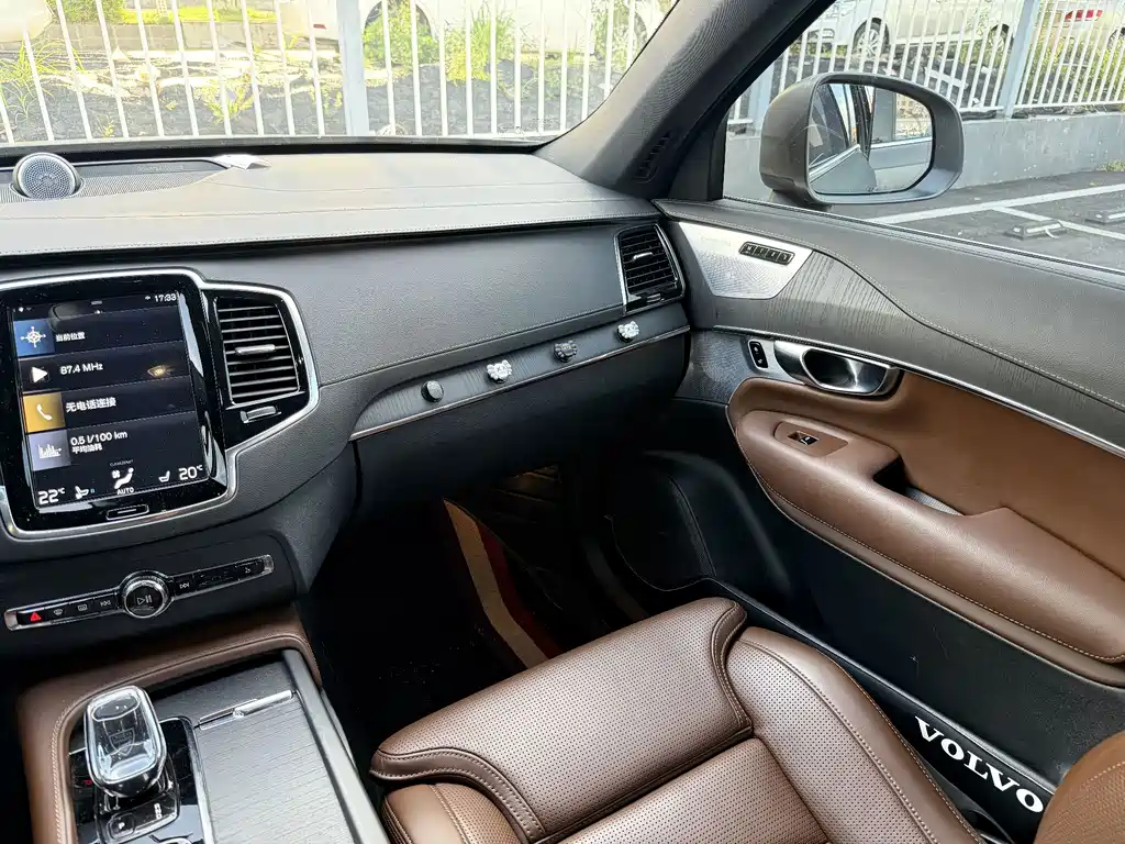Volvo XC90 2021 — фото 18