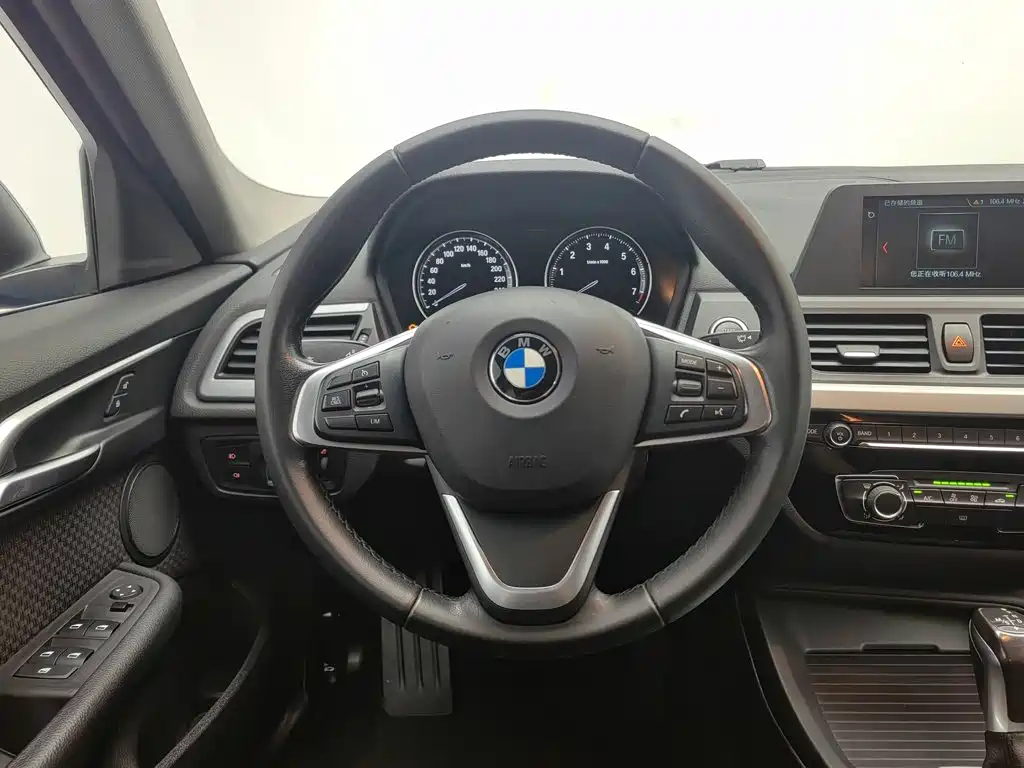 BMW 1 Series 2019 — фото 11