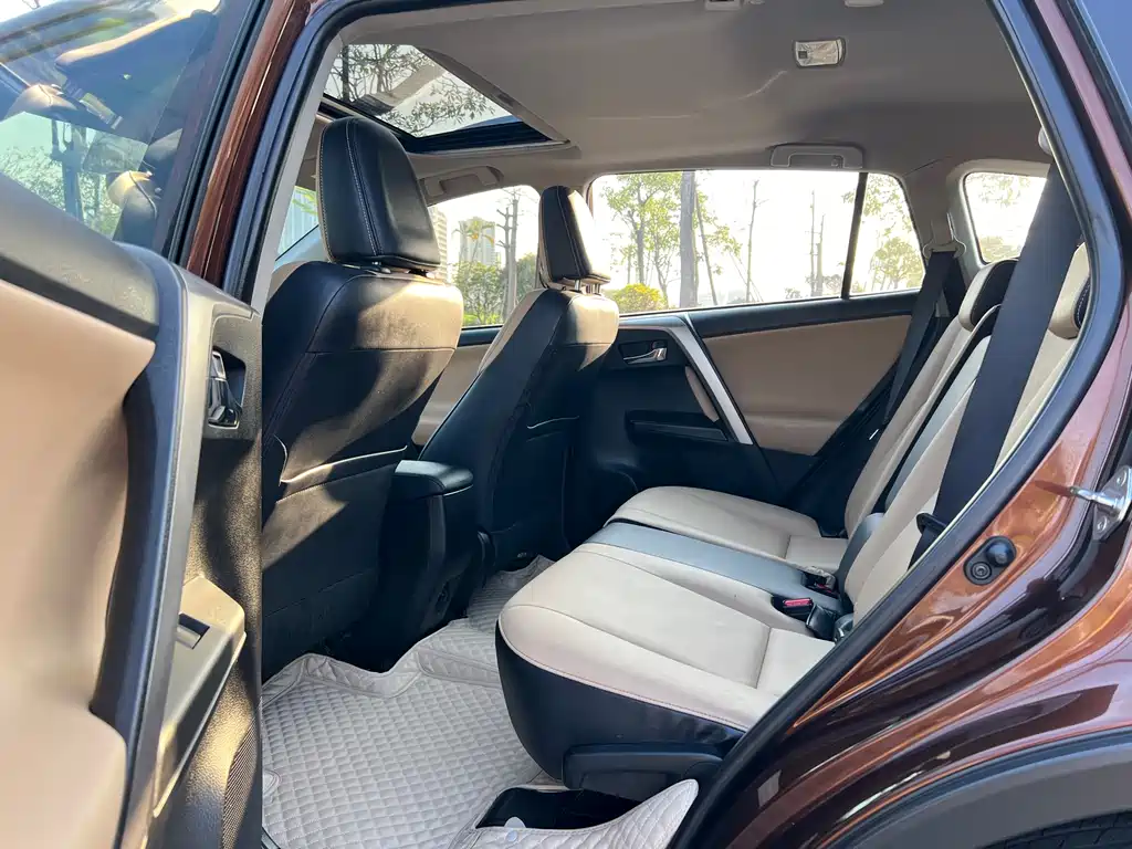 Toyota RAV4 2017 — фото 9