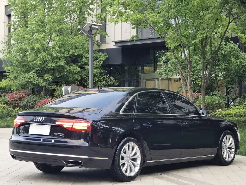 Audi A8 2015 — фото 8