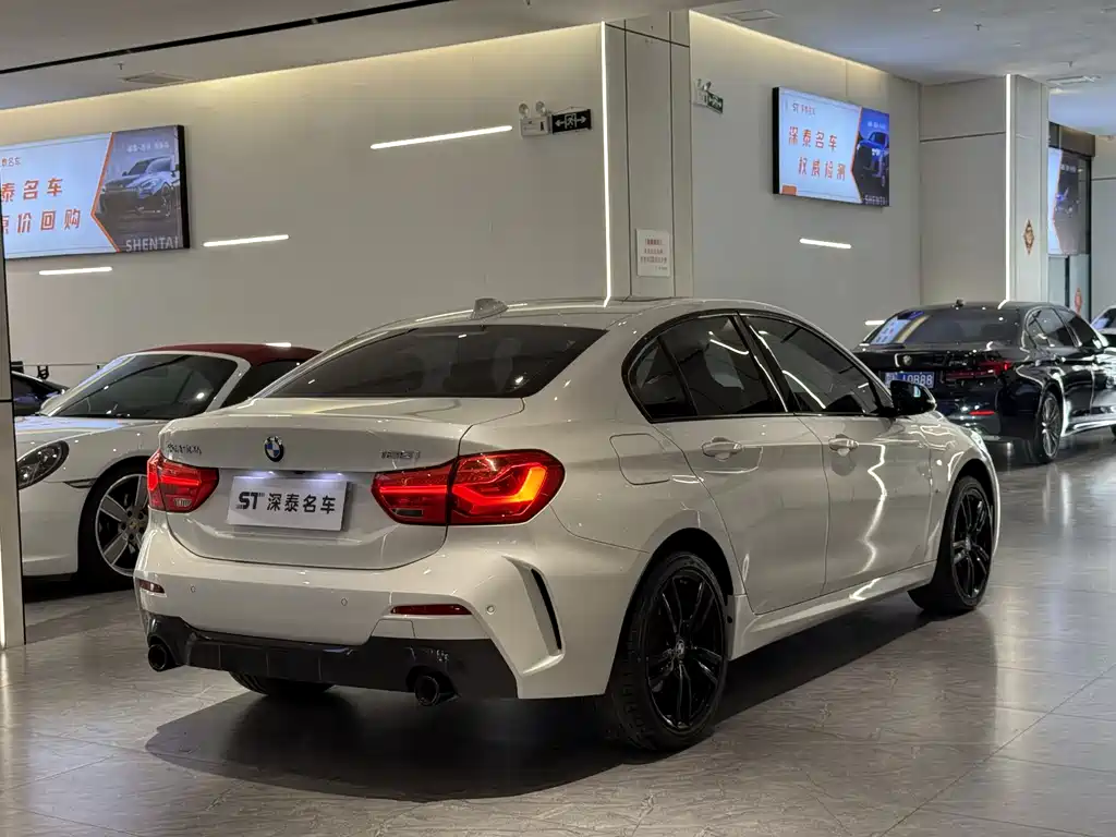 BMW 1 Series 2021 — фото 10