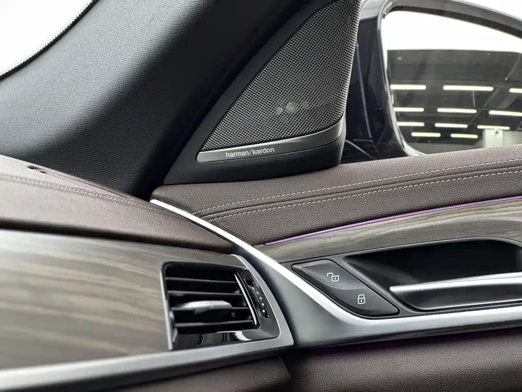 BMW 5 Series 2022 — фото 16