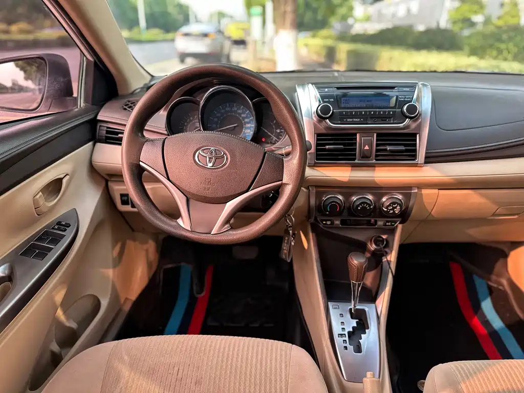 Toyota Yaris L 2014 — фото 13