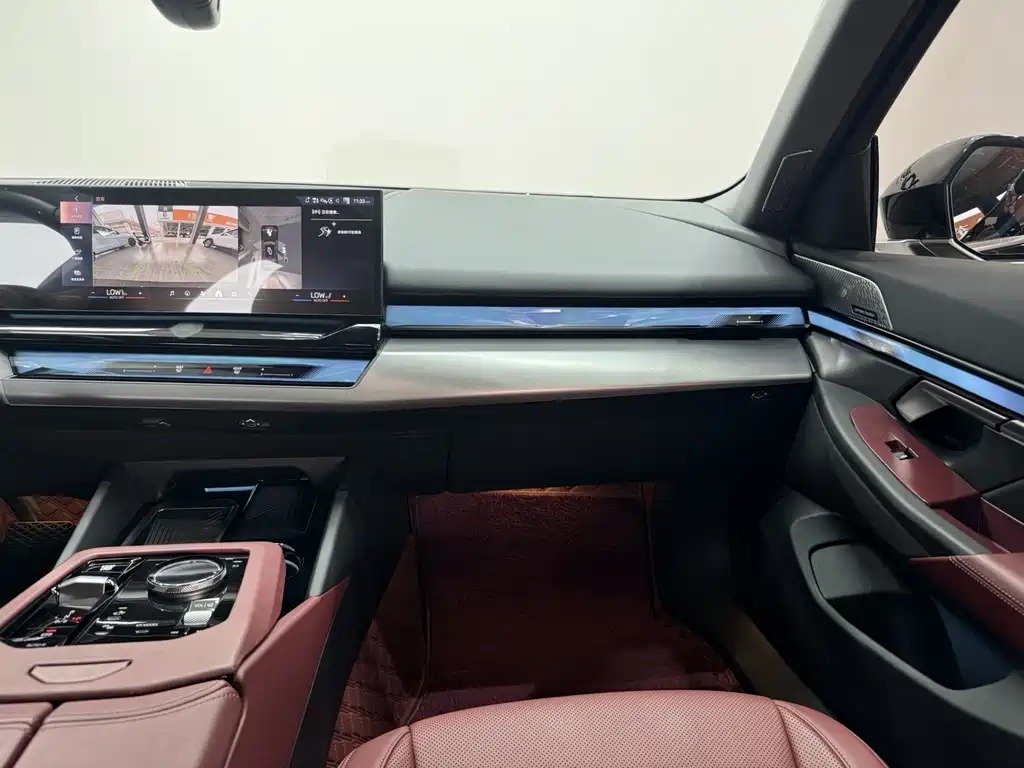 BMW 5 Series 2025 — фото 16