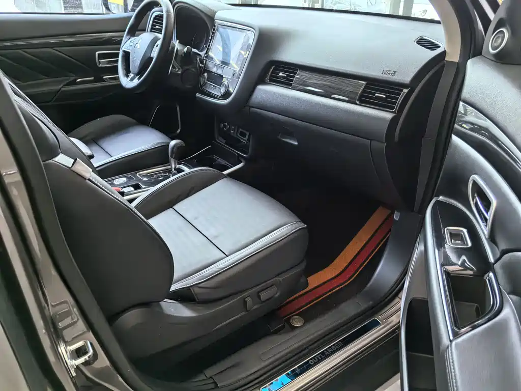 Mitsubishi Outlander 2020 — фото 11