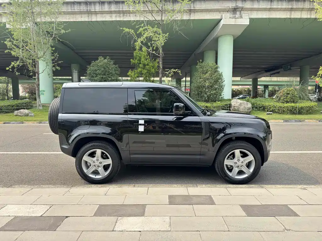 Land Rover Defender 2023 — фото 11