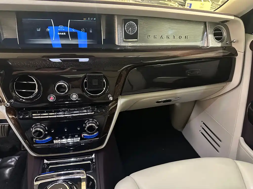 Rolls-Royce Phantom 2020 — фото 12