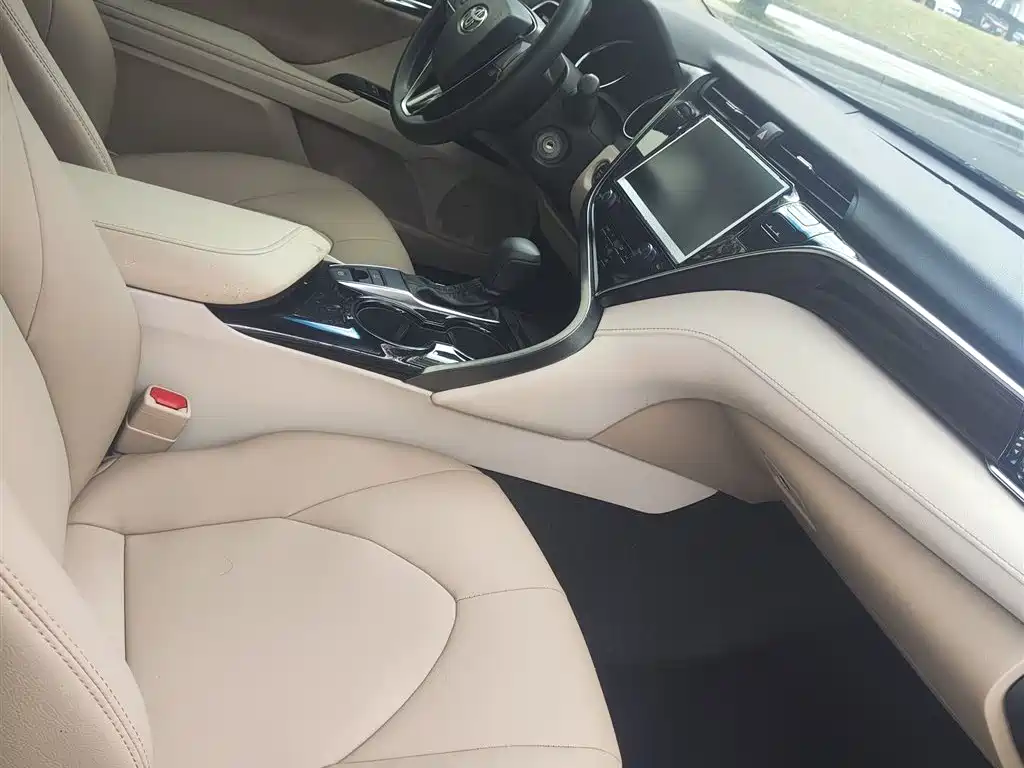 Toyota Camry 2019 — фото 18