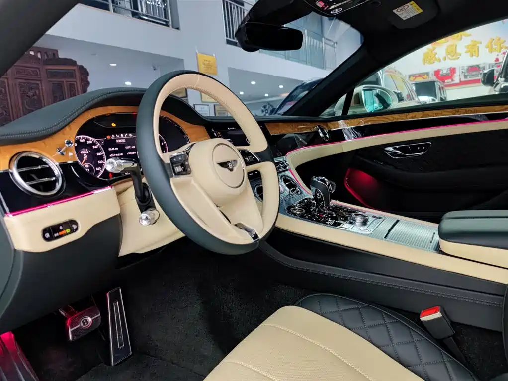 Bentley Continental 2020 — фото 11