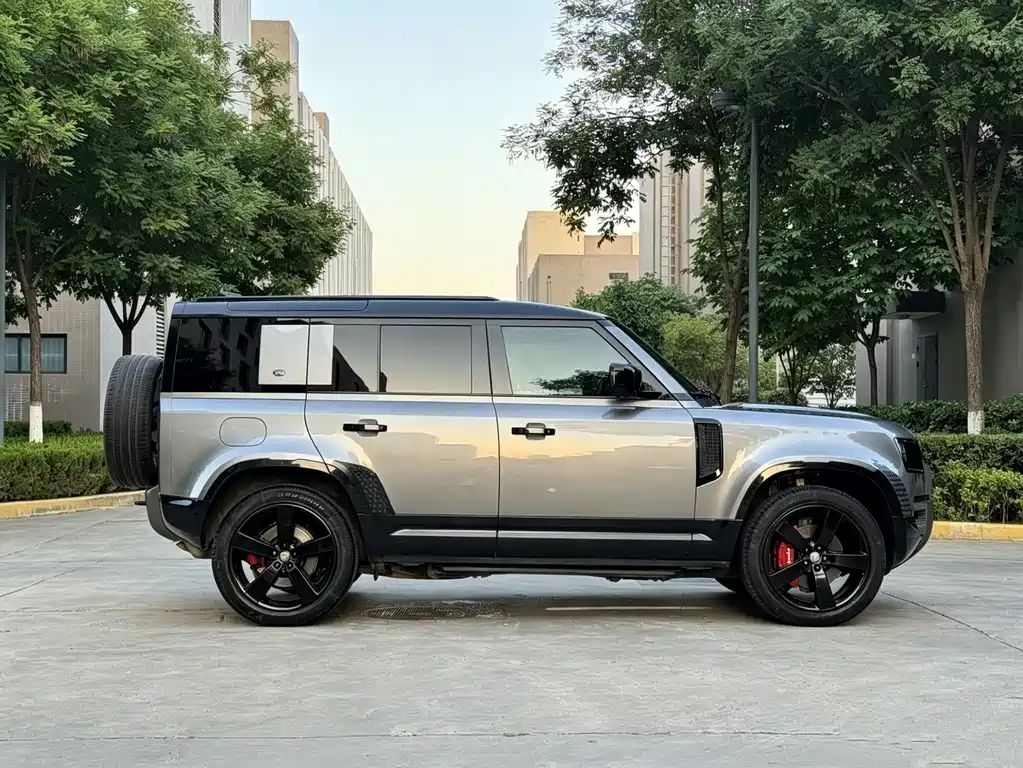 Land Rover Defender 2023 — фото 15