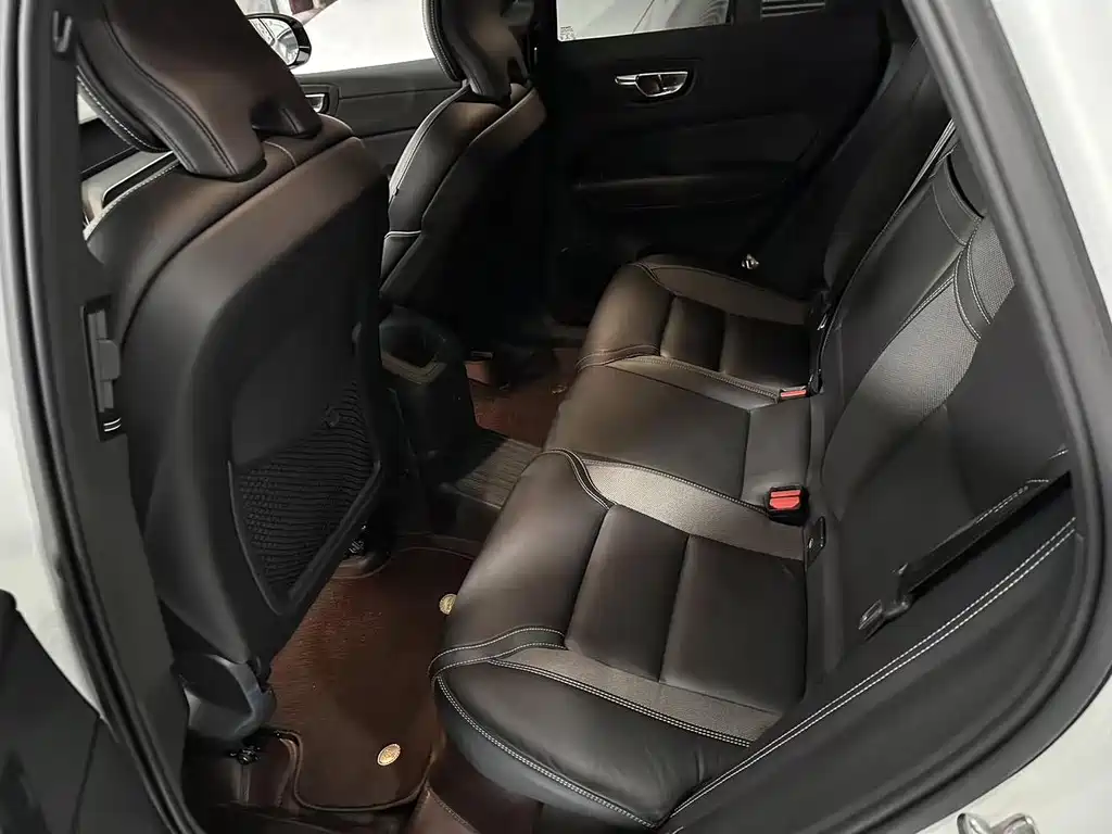 Volvo XC60 Plug-In Hybrid 2021 — фото 12