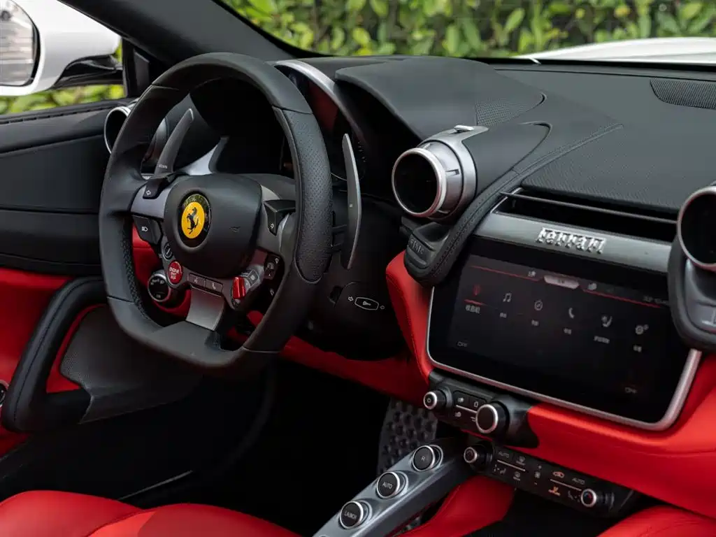 Ferrari GTC4Lusso 2019 — фото 10