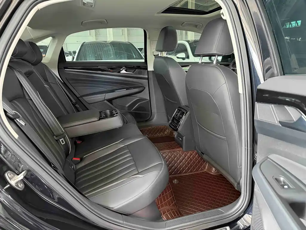 Volkswagen Passat 2023 — фото 16