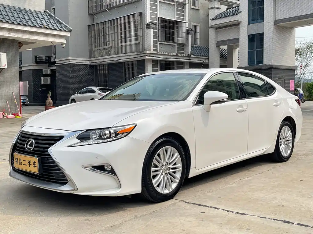 Lexus ES 2018 — фото 1