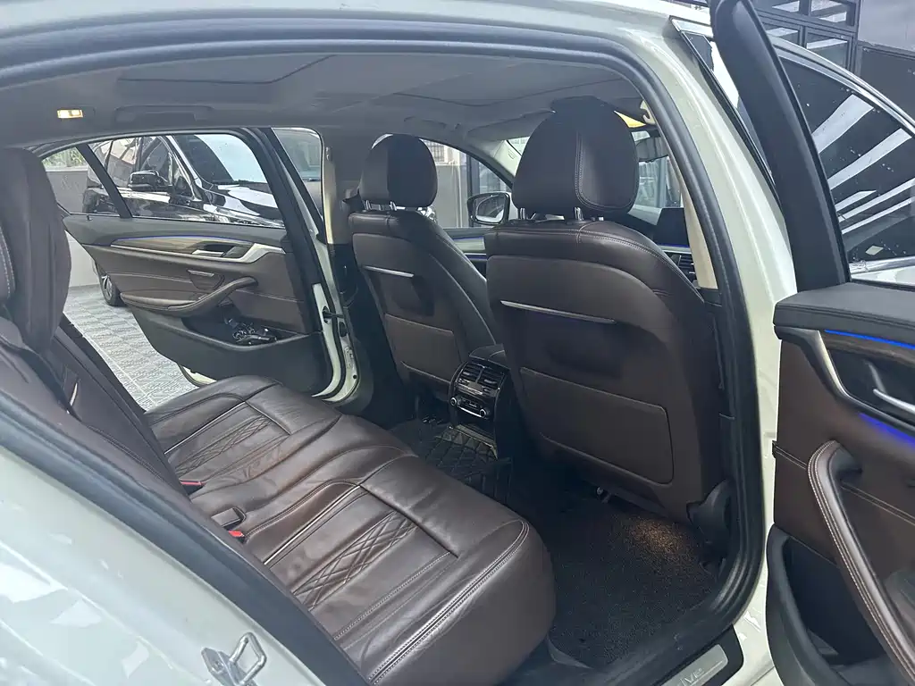 BMW 5 Series New Energy 2019 — фото 19